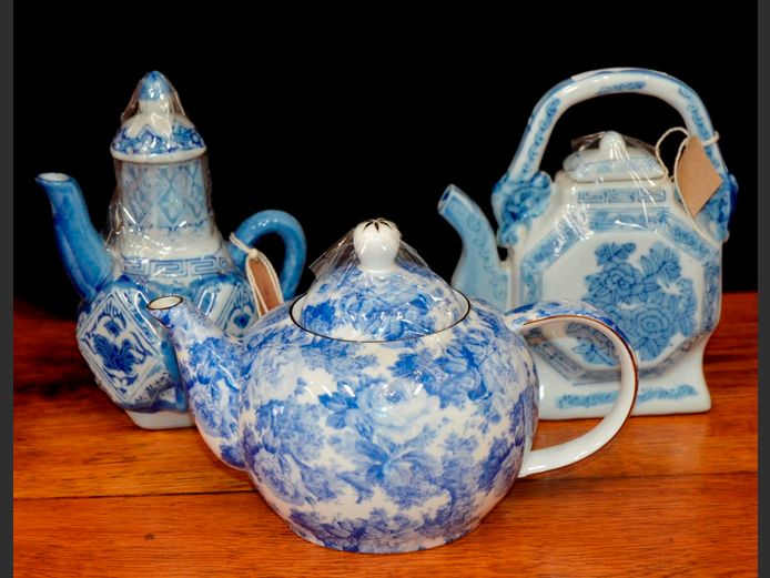 MAXWELL & WILLIAMS BLUE & WHITE TEAPOT & 2 OTHERS