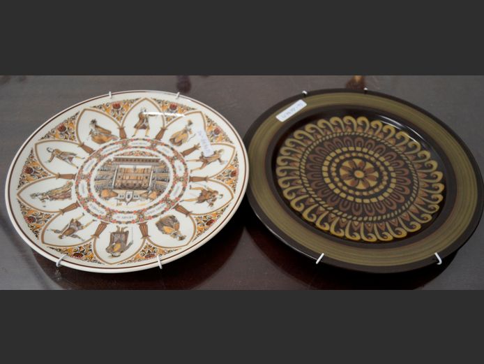 WEDGWOOD "SHAKESPEARE CHARACTERS ALL THE WORLD'S STAGE COLLECTABLE PLATE" & ANOTHER, 27cm Diameter & 25.5cm Diameter