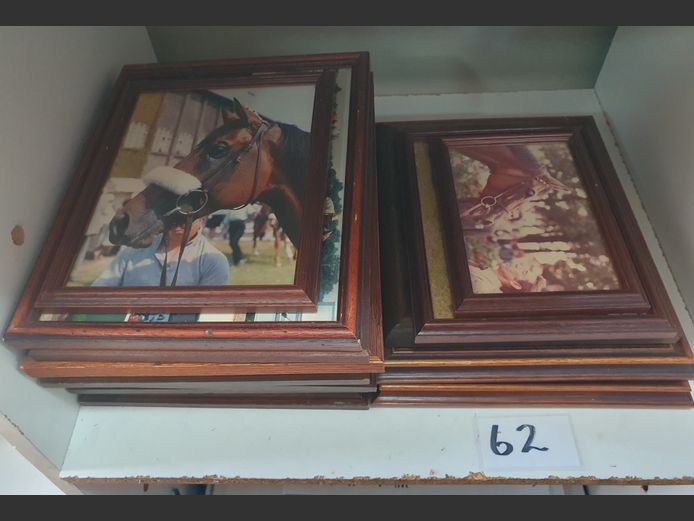 LOT: HORSE RACING PHOTOGRAPHS