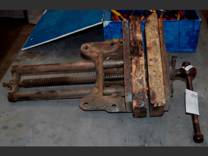 RECORD NO 52½ WOOD VICE