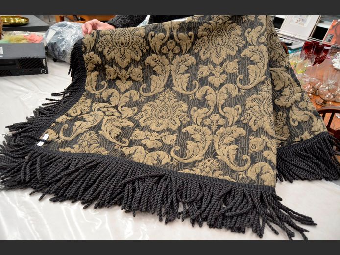 BLACK & GOLD DAMASK TABLECLOTH, 140 x 120cm
