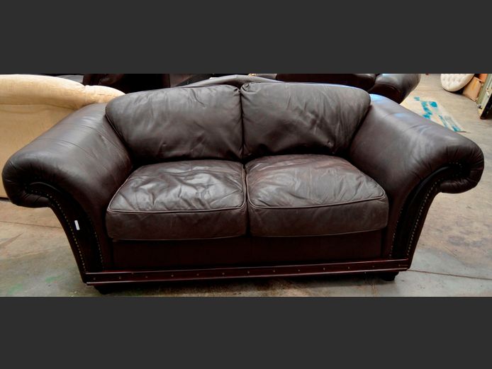 BROWN LEATHER 2-SEATER COUCH WITH STUDDED DETAIL
