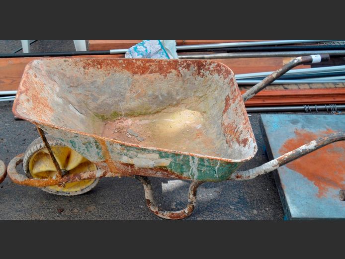 METAL WHEELBARROW [Rusty]