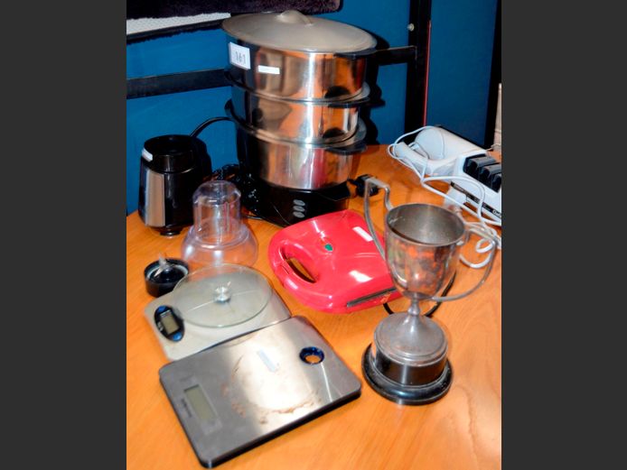 BOARDMAN'S FOOD STEAMER [Knob missing, switches on], KENWOOD BLENDER [No jug, switches on], KITCHEN SCALE, etc