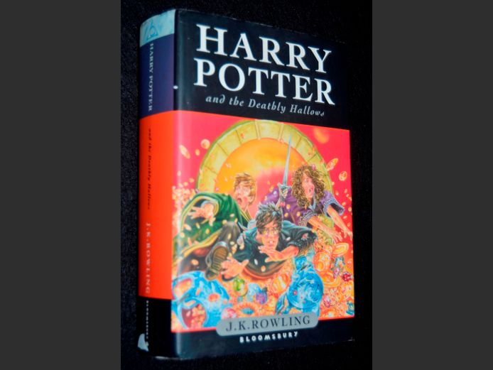 1st EDITION HARD COVER HARRY POTTER & THE DEATHLY HALLOWS [Writing on pages, see 2nd image]