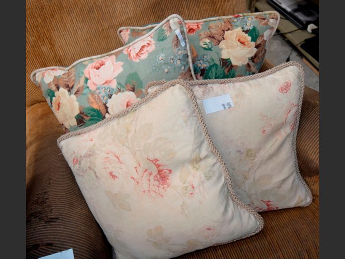 LOT: 2 x PAIRS FLORAL SCATTER CUSHIONS