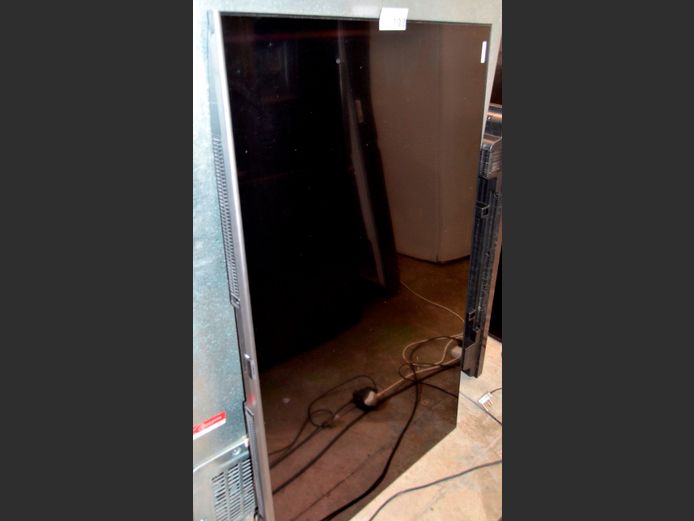SAMSUNG 55" TV [Switches on, Screen Cracked] ### LICENCE PLEASE ###