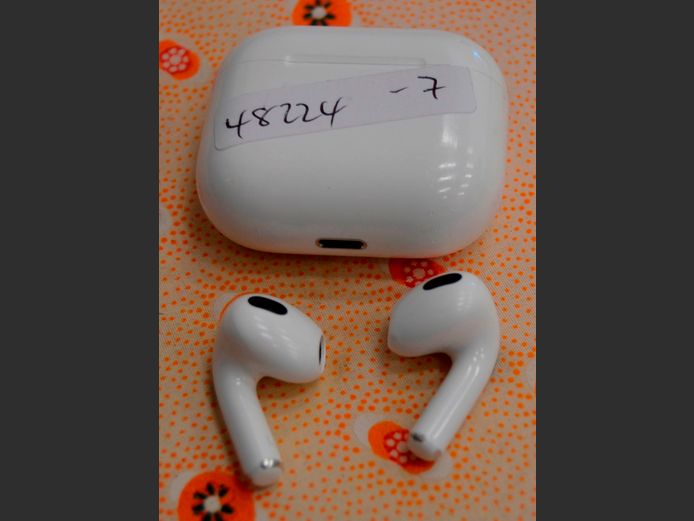 APPLE AIRPODS, 2nd GENERATION, WITH CHARGER [Switch on, untested further]