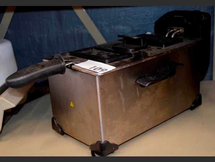 SUNBEAM DEEP FRYER [Switches on, untested further]