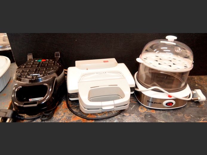 LOT: MILEX & TEFAL WAFFLE IRONS & A TAURUS EGG BOILER [Switch on, untested further]