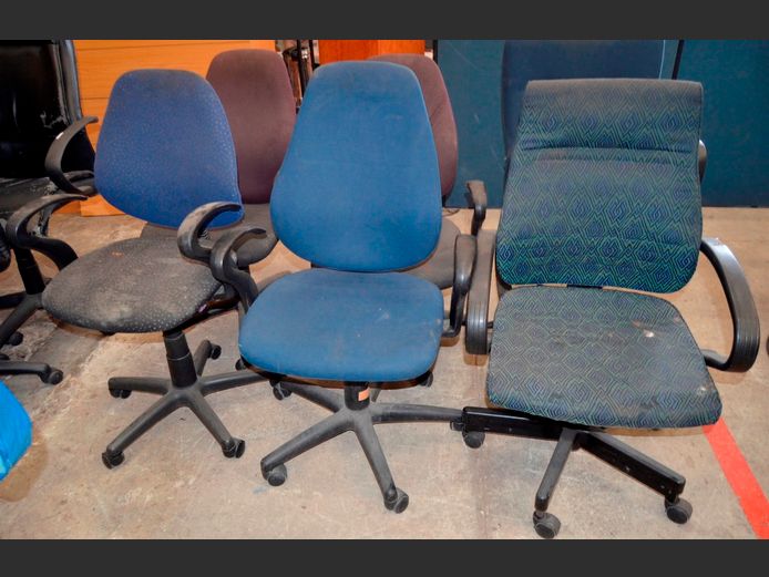 LOT OF 6: ASSORTED SWIVEL OFFICE CHAIRS [Damaged, need a clean]