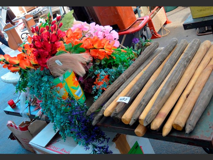 EVERLASTING FLOWERS & WOODEN STAKES