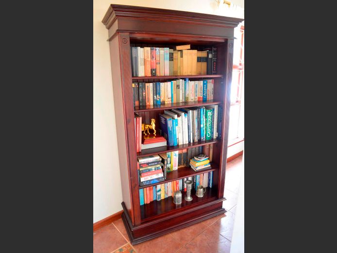 WETHERLYS MAHOGANY 5-TIER BOOKSHELF, 104 x 42 x 182cm [Excludes contents]