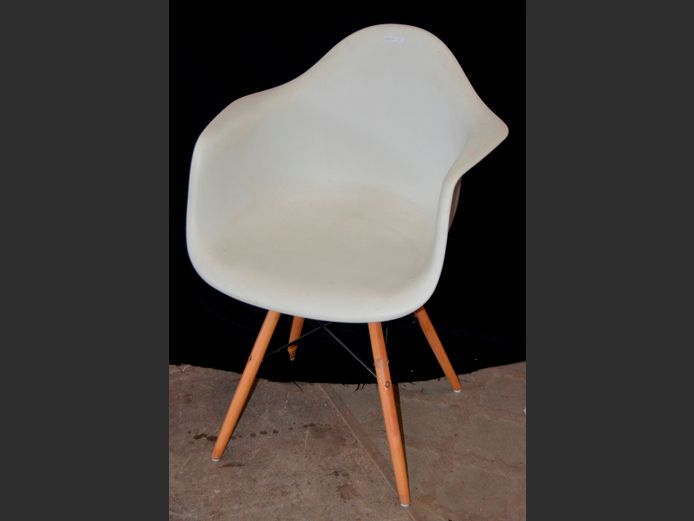 EIFFEL STYLE WHITE PLASTIC TUB CHAIR