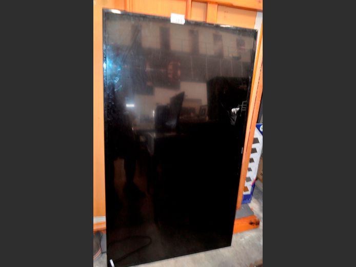 SAMSUNG 65" TV [Switches on, Screen cracked] ### LICENCE PLEASE ###