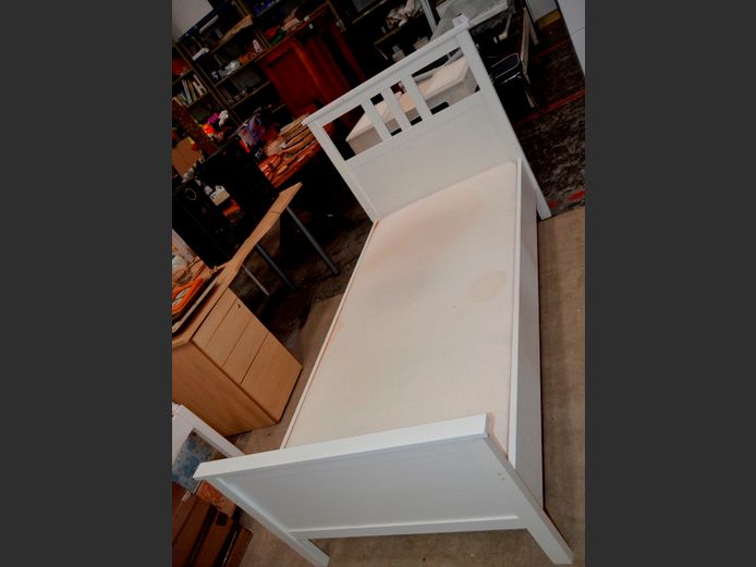 WHITE PAINTED SINGLE BED WITH MATTRESS