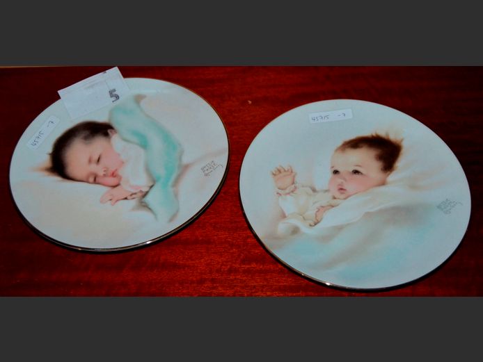 PAIR BESSIE PEAGE CUTMANG DECORATIVE PLATES, 22cm Diameter
