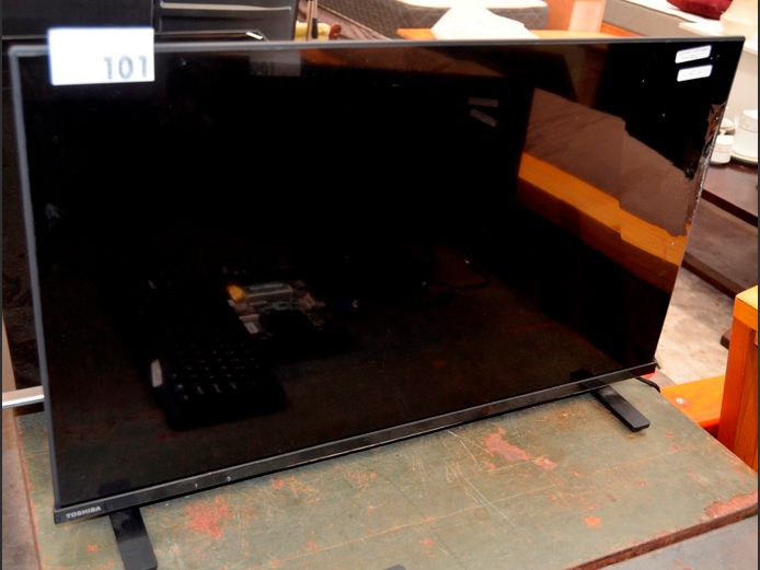 TOSHIBA 32" L.E.D. TV [Switches on, untested further, damaged] ### LICENCE PLEASE ###
