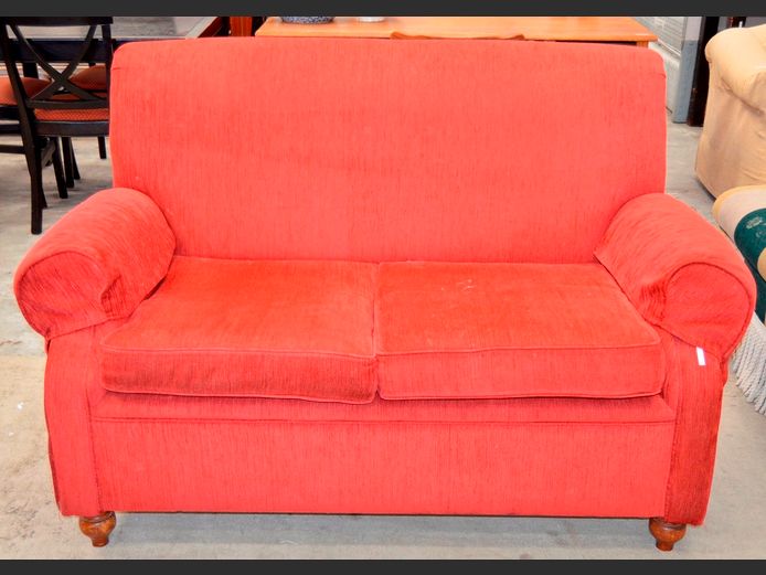 DARK RED UPHOLSTERED 2-SEATER COUCH, 150 x 90cm