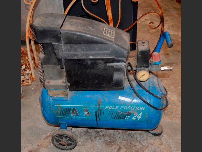ABAC 24 LITRE AIR COMPRESSOR [Switches on]