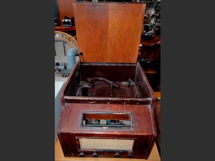 VINTAGE PHILIPS RADIO, 52 x 45 x 35cm [Scuff marks, Untested, incomplete]