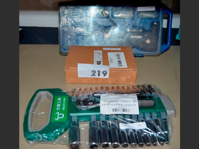 HOLE SAWS, RIVET GUN & RATCHET SET