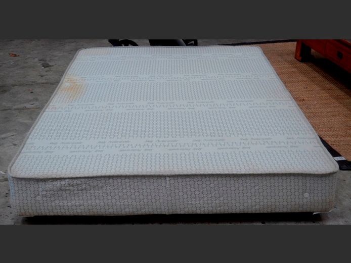 SEALY QUEEN SIZE BED BASE ONLY [Needs a clean]