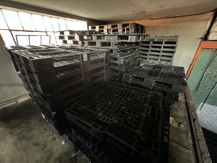 Lot plastic pallets