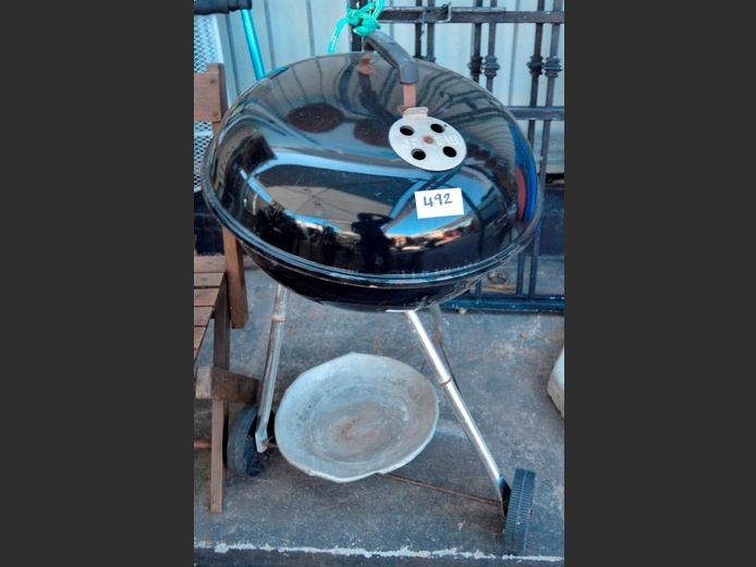 WEBER BRAAI WITH COVER [Rusty, 1 leg broken]