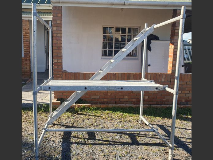 METAL SCAFFOLDING WITH LADDER