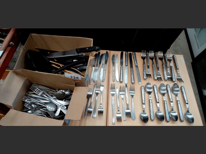 ASSORTED CUTLERY & KITCHEN UTENSILS