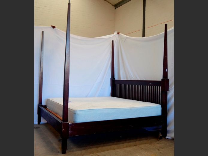 MAHOGANY 4-POSTER KING SIZE BED WITH MATTRESS