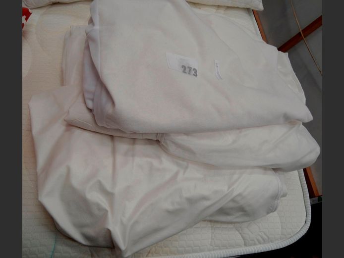 LOT: 4 x SINGLE MATTRESS PROTECTORS