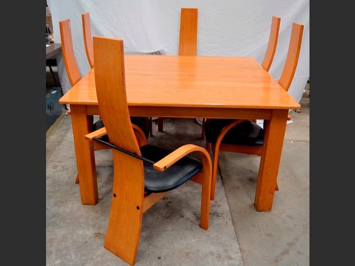 OAK DINING TABLE WITH 6 MATCHING CHAIRS, 137 x 137 x 76cm [Scratched]