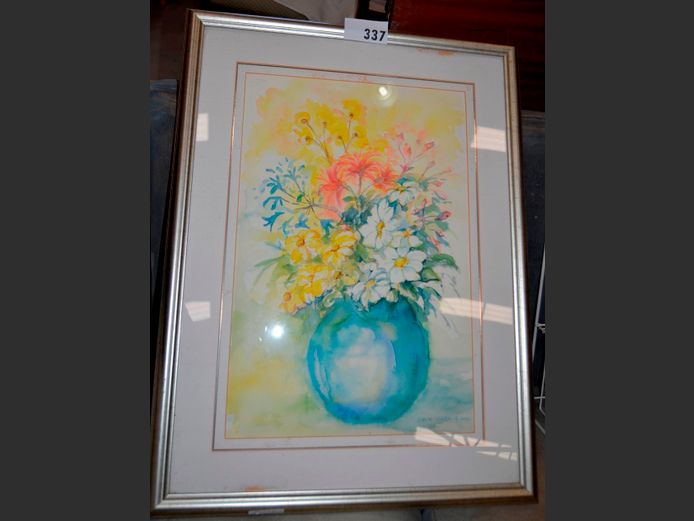 SILVER GILT FRAMED WATERCOLOUR "FLOWERS IN VASE" SIGNED LYNN GILES, 52 x 35cm