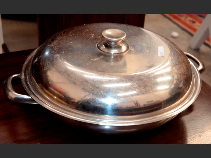 LARGE STAINLESS STEEL TWIN HANDLED CASSEROLE WITH LID, 39cm Diameter