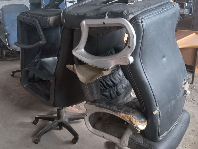 Leather swivel office chairs
