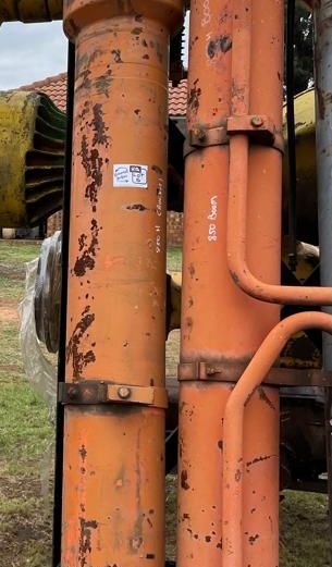 2 Hitachi 850 hydraulic cylinders