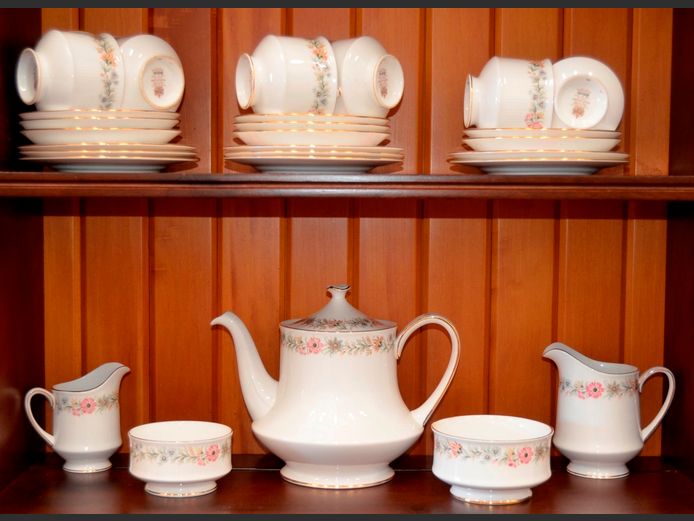 PARAGON "BELINDA" 30-PIECE TEA SET
