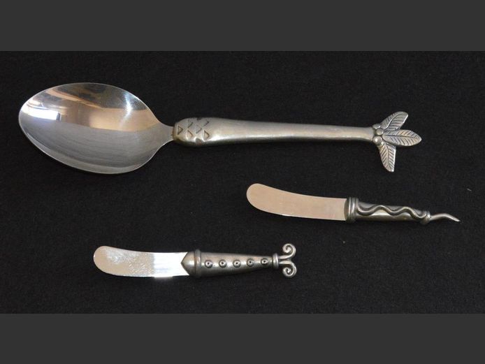 CARROL BOYES SERVING SPOON & 2 x BUTTER KNIVES