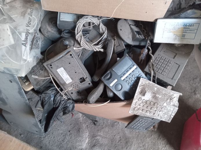 Assorted deskphones & adapters scrap