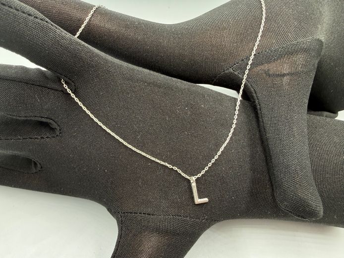 Silver coloured chain necklace with "L" charm