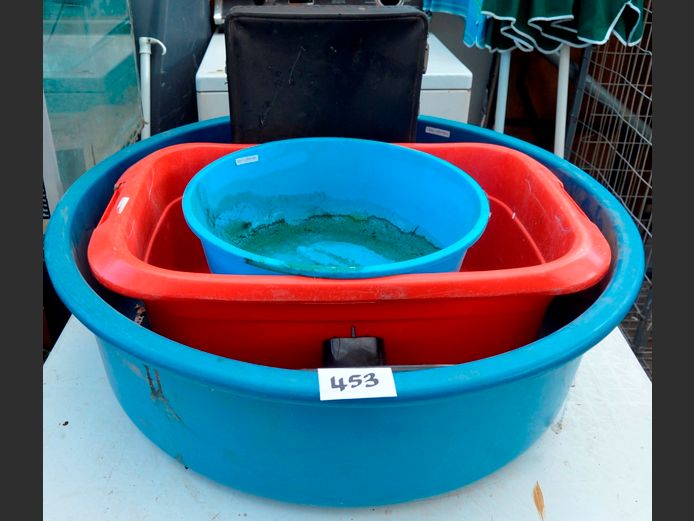 LOT: PLASTIC BASINS & A LEATHER TOUCH BRIEFCASE