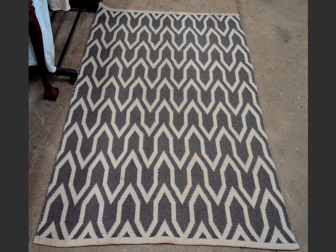 GREY & WHITE RUG, 177 x 113cm [Needs a clean]