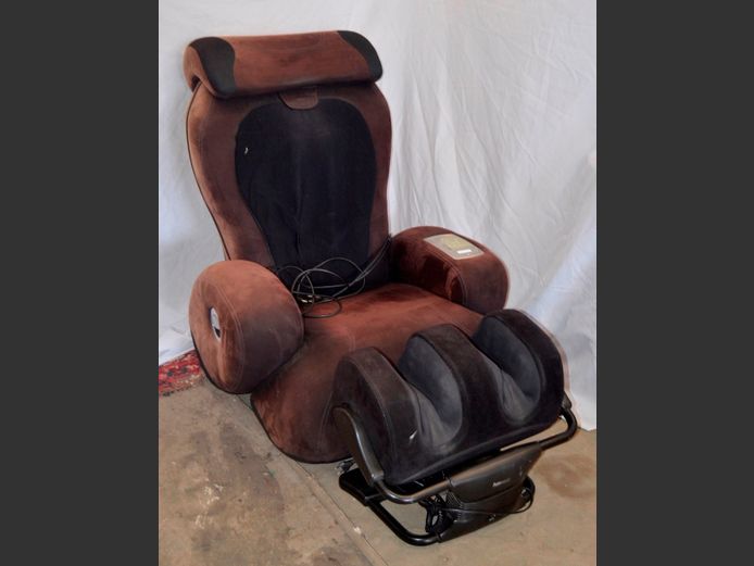 i-JOY ELECTRONIC MASSAGE CHAIR [Switches on, untested further]