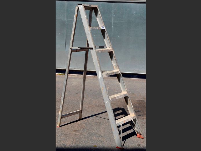 ALUMINIUM 5-STEP LADDER