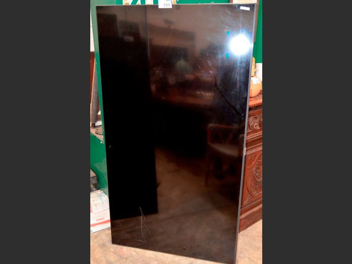 SAMSUNG 70" L.E.D. TV [Switches on, Screen cracked] ### LICENCE PLEASE ###