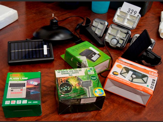 LOT: SOLAR GARDEN SECURITY LIGHTS [Untested]