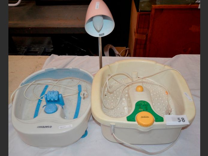 LOT: 2 x FOOTSPAS & A DESK LAMP [Switch on, untested further]