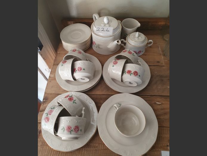 HUGUENOT ROYLE PART TEA SET